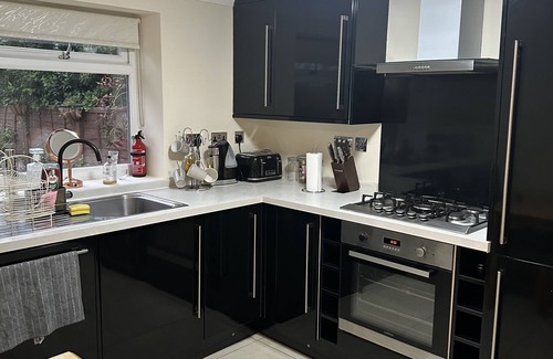 Barkingside Apartment | Gants Hill studio with parking