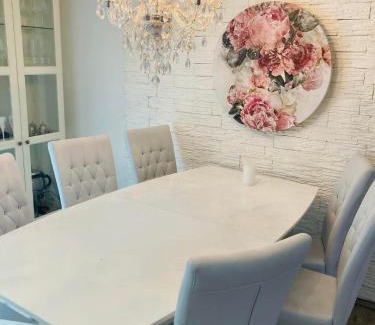 Kirchrode-Bemerode-Wulferode House | Ganzes Haus an der Messe und nur 15 Minuten zum Zentrum Hannover - including parking - komplett ausgestattet - 3 Schlafräume - CITY HOUSE at Fair Trade - only 15 Min to Centre Hannover - 3 bed rooms - highWLAN - with working places and garden