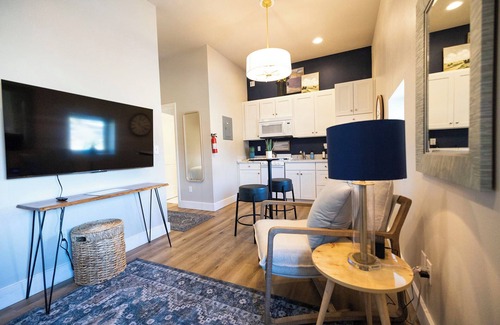 Royal City Condo | Gard Public House Inn & Restaurant