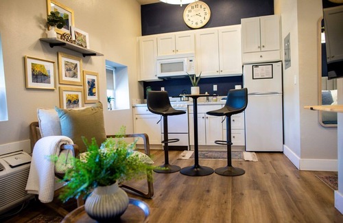 Royal City Condo | Gard Public House Inn & Restaurant