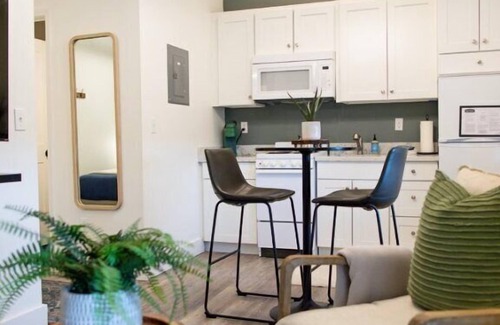Royal City Condo | Gard Public House Inn & Restaurant