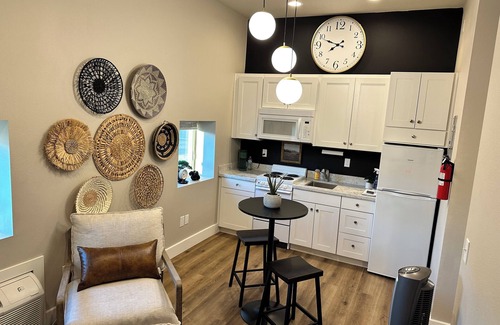 Royal City Condo | Gard Public House Inn & Restaurant