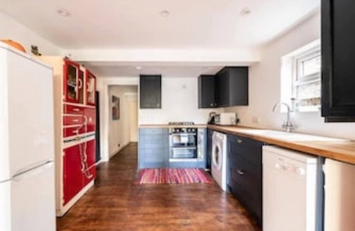 Earlsfield Apartment | Garden Apartment + Private Parking