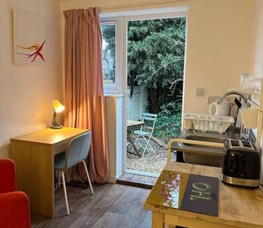 Filton Apartment | Garden Apartment with free Parking and EV