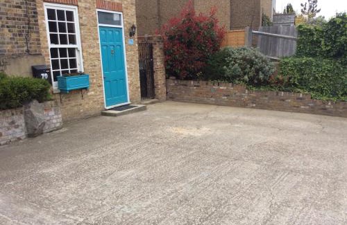 Bushey Apartment | Garden bungalow - separate entrance