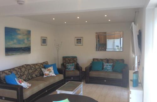 Bushey Apartment | Garden bungalow - separate entrance