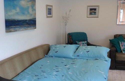 Bushey Apartment | Garden bungalow - separate entrance