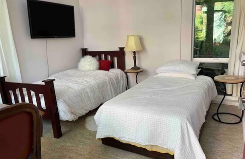 West Woodland Cottage | Garden Cottage in Phinney-Ballard