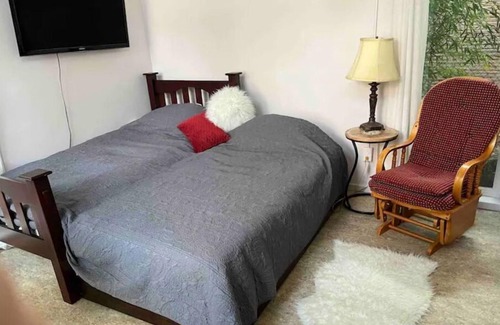 West Woodland Cottage | Garden Cottage in Phinney-Ballard