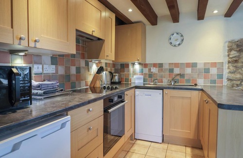 Honiton Cottage | GARDEN COTTAGE, pet friendly, with open fire in Upottery