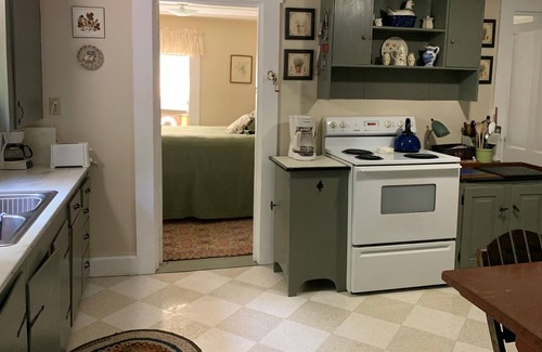 Stonington Cottage | Garden cottage w/ 4 kayaks/gear/dock/patio, parking on Stonington Harbor nearby