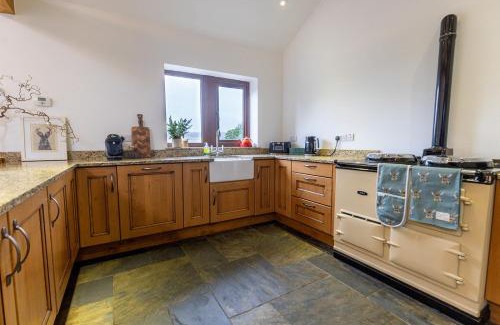Holmfirth House | GARDEN FIELD COTTAGE - Spacious Holmbridge Home with Rolling Hill Views