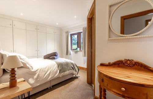 Holmfirth House | GARDEN FIELD COTTAGE - Spacious Holmbridge Home with Rolling Hill Views