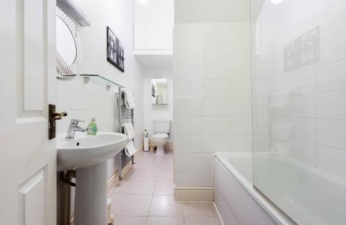 Ealing Apartment | Garden flat near Ealing Broadway