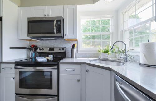 Douglas House | Garden Getaway - Walking Distance to downtown Douglas - Cute Home!