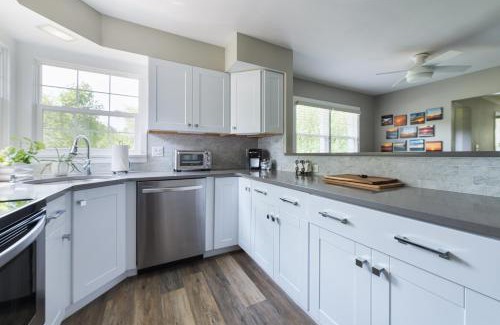 Douglas House | Garden Getaway - Walking Distance to downtown Douglas - Cute Home!