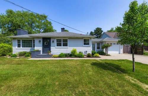 Douglas House | Garden Getaway - Walking Distance to downtown Douglas - Cute Home!