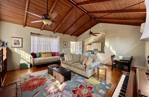 Talmadge Cottage | Garden guesthouse with pool, 1 bedroom, WiFi and AC in beautiful San Diego