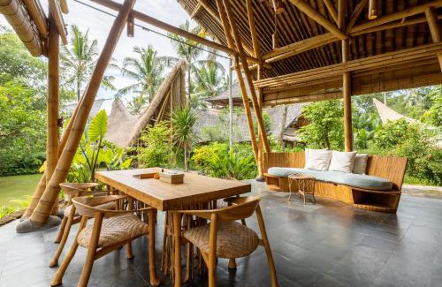 Abiansemal Villa | Garden House 3bds Bamboo House Pool Garden View