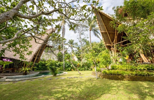 Abiansemal Villa | Garden House 3bds Bamboo House Pool Garden View