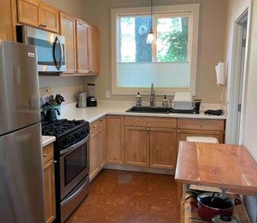 Middletown Apartment | Garden house with gas fireplace