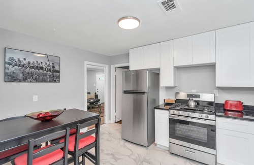 Garden Oaks House | Garden Oaks Cottage - Central and Family-Friendly