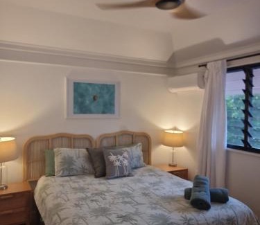 Suffolk Park House | Garden Oasis-2br -1 min from the beach & pet friendly!