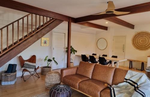 Suffolk Park House | Garden Oasis-2br -1 min from the beach & pet friendly!