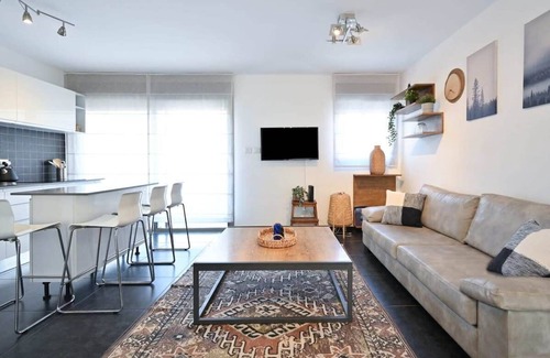 Neve Tzedek Apartment | Garden Party by HolyGuest