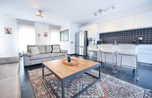 Neve Tzedek Apartment | Garden Party by HolyGuest
