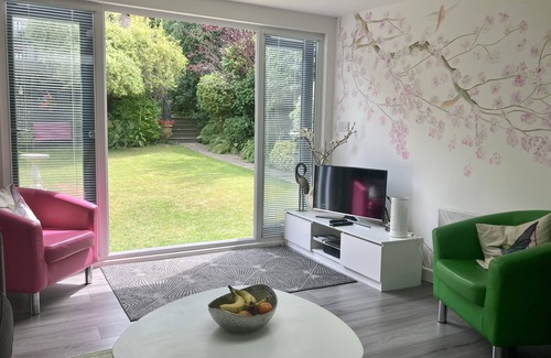 Royal Tunbridge Wells Cabin | Garden retreat, private garden, and parking