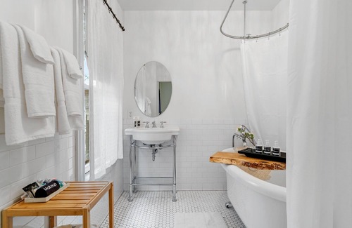 Whittier House | Garden Suite - Eat Street Suites