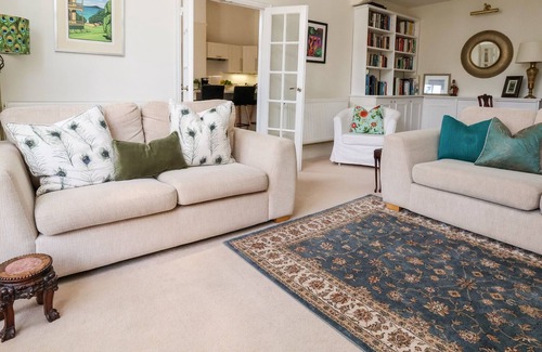 New Brighton Cottage | GARDEN SUITE, family friendly, with a garden in New Brighton