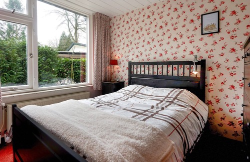 Baarle-Nassau House | Garden-view Bungalow in Baarle-Nassau with Pool