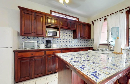 San Pedro Condo | Garden-view condo steps to the beach with pool, dock & AC - snowbird-friendly