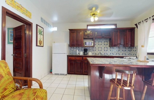 San Pedro Condo | Garden-view condo steps to the beach with pool, dock & AC - snowbird-friendly