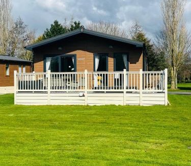 Allerthorpe Cabin | Garden View Lodge with Hot Tub