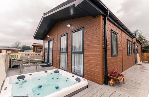 Allerthorpe Cabin | Garden View Lodge with Hot Tub