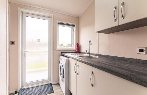 Allerthorpe Cabin | Garden View Lodge with Hot Tub