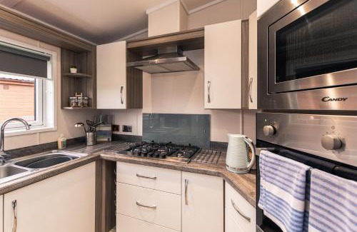 Allerthorpe Cabin | Garden View Lodge with Hot Tub