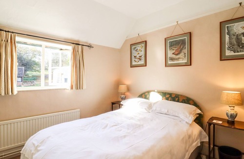 Hadleigh Cottage | GARDENER'S COTTAGE, pet friendly, with open fire in Hadleigh