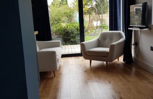 Oxford Ski Chalet | GardenRoom apartment near the Oxford and the JR