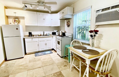 Northeast Miami Cottage | Gardolinos Cottage near the bay