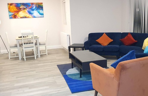 Brentwood House | Garland Modern Spacious Apartment, Brentwood 1 with Private entrance & Parking