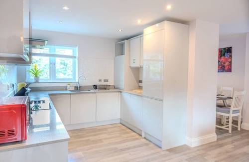 Brentwood Apartment | Garland Modern Spacious Apartment, Brentwood 2 With Private Entrance & Parking