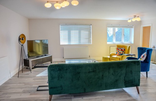 Brentwood Apartment | Garland Modern Spacious Apartment, Brentwood 2 With Private Entrance & Parking