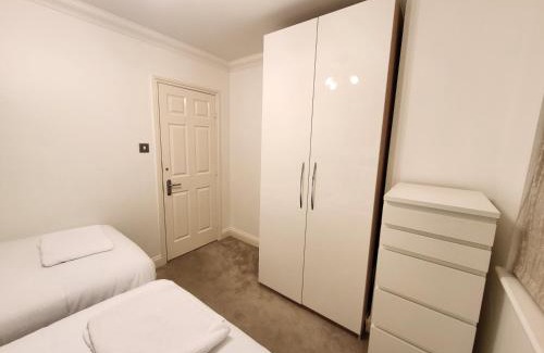 Brondesbury Apartment | Garland Stylish 2 Bedroom Apartment A Minute Walk From Station