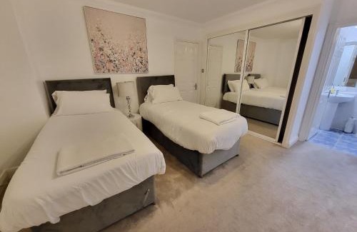 Brondesbury Apartment | Garland Stylish 2 Bedroom Apartment A Minute Walk From Station