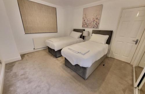 Brondesbury Apartment | Garland Stylish 2 Bedroom Apartment A Minute Walk From Station