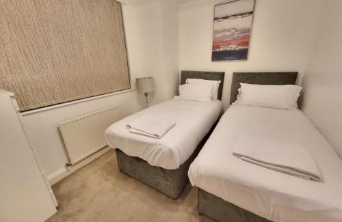 Brondesbury Apartment | Garland Stylish 2 Bedroom Apartment A Minute Walk From Station